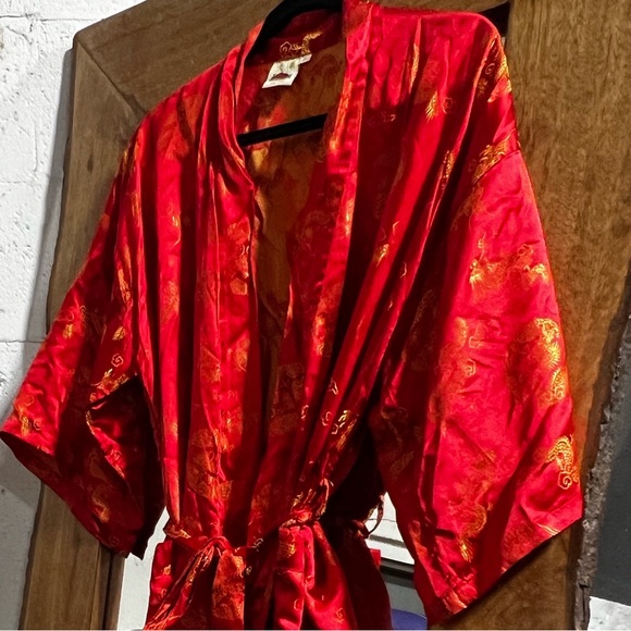 Luxurious Scarlet Floral Kimono 👘 Women's Robe - Picture 7 of 16